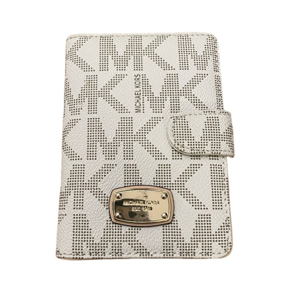Michael Kors Passport Holder - Picture 1 of 4
